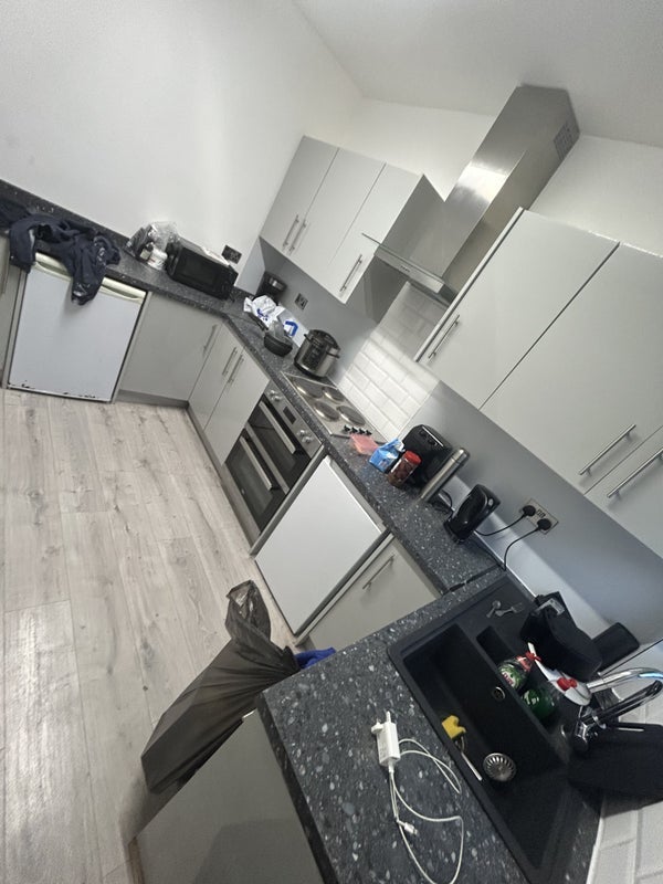Room Willmer Road in Liverpool