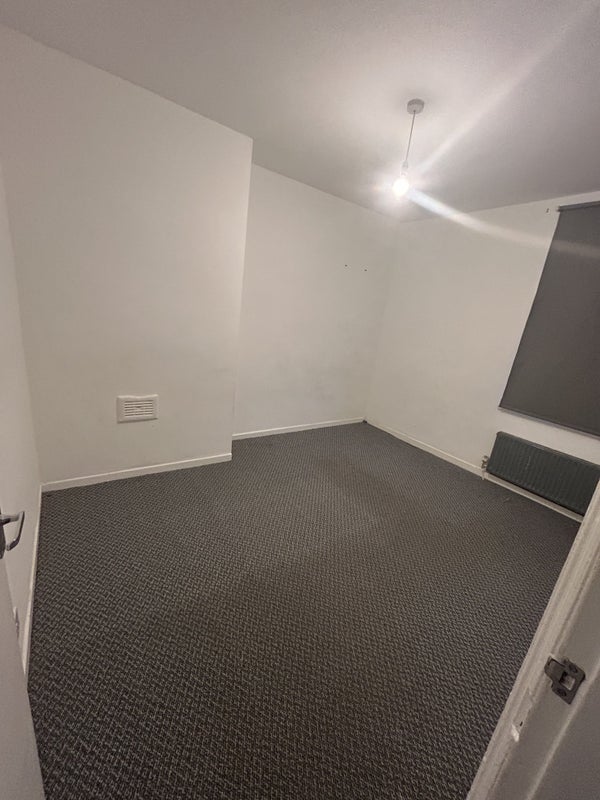 Room Willmer Road in Liverpool
