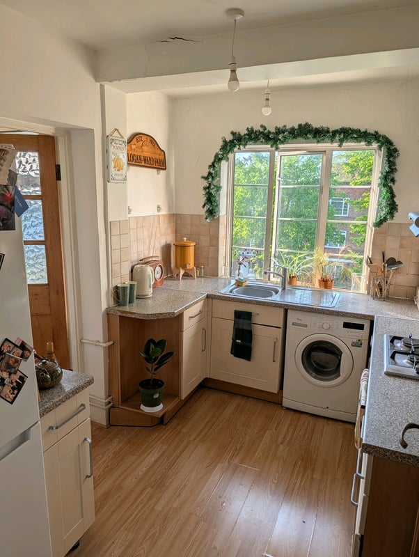 Flat Cleveland Road in Greater London