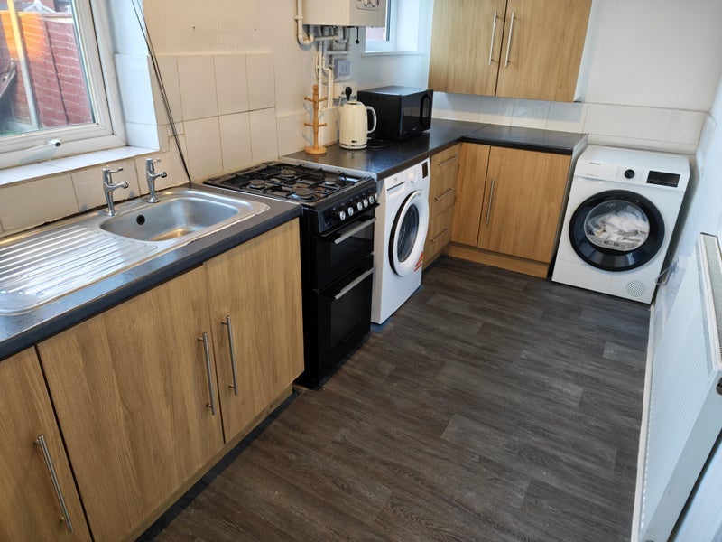 Room St Andrews Avenue in Tameside