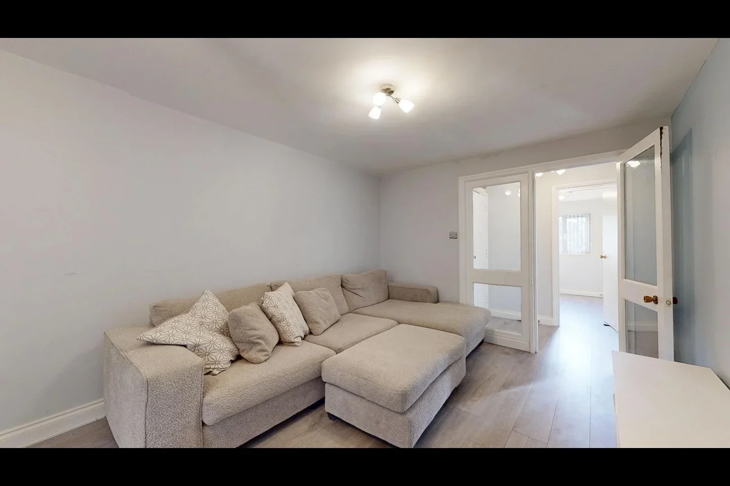 Flat Harp Island Close in Greater London