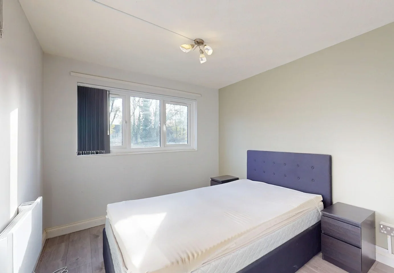 Flat Harp Island Close in Greater London