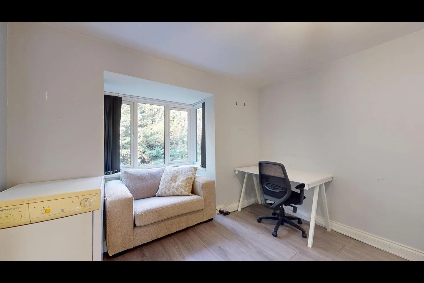 Flat Harp Island Close in Greater London