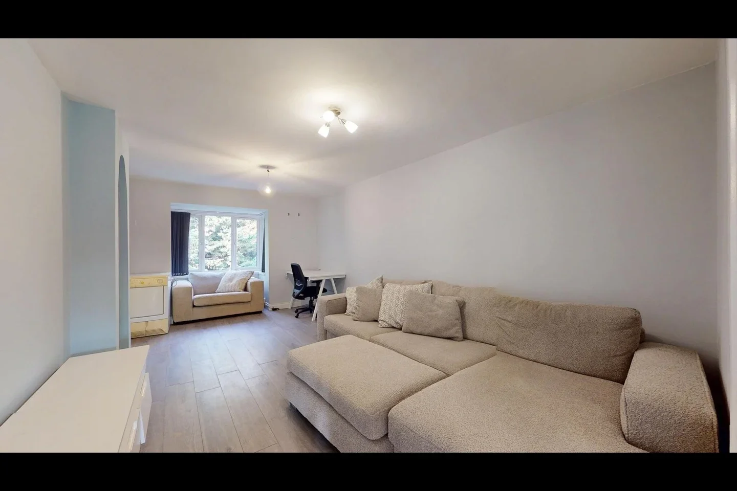 Flat Harp Island Close in Greater London