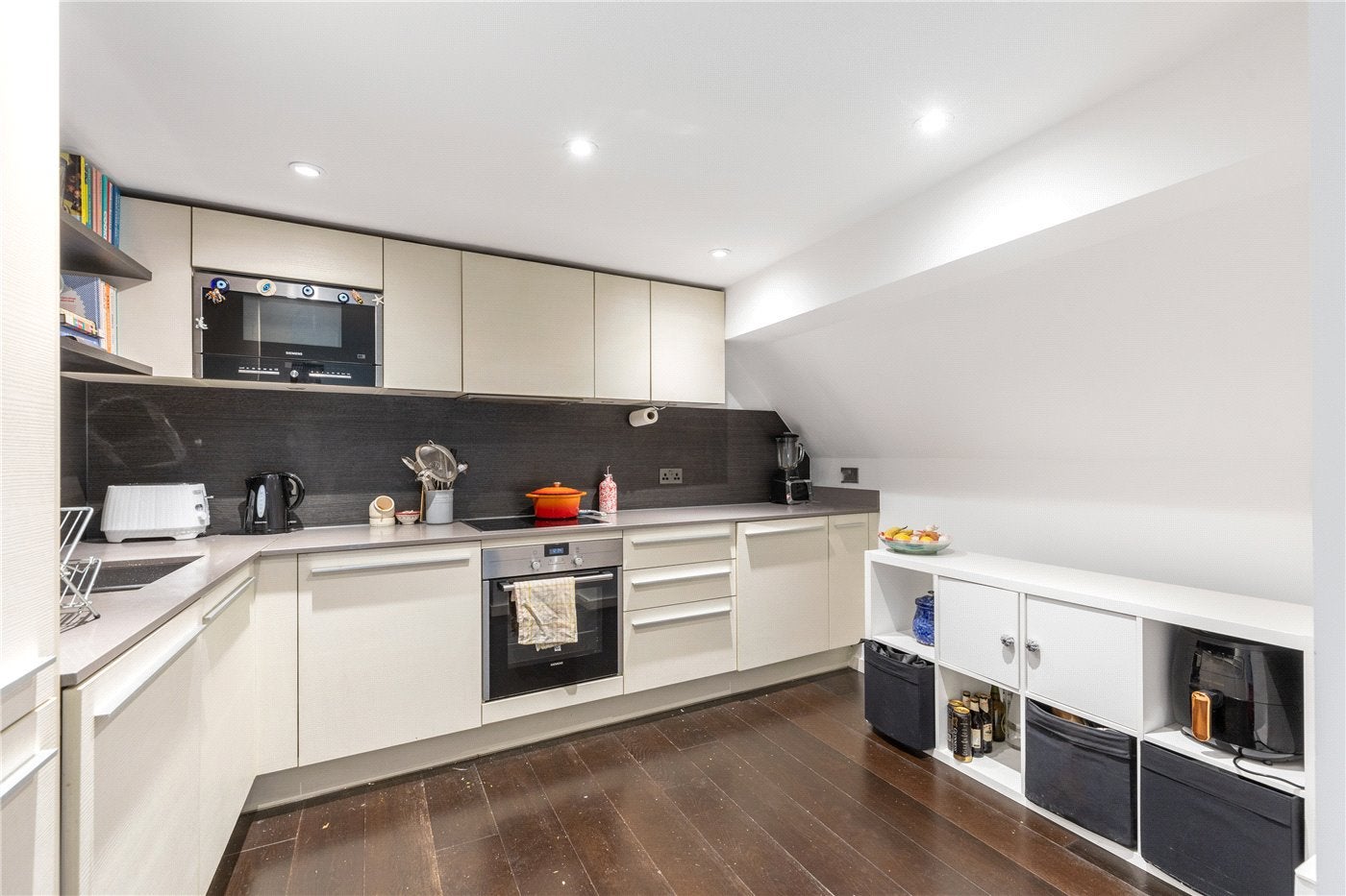 Flat Drummond Way in Greater London