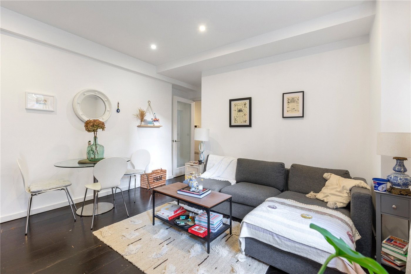Flat Drummond Way in Greater London