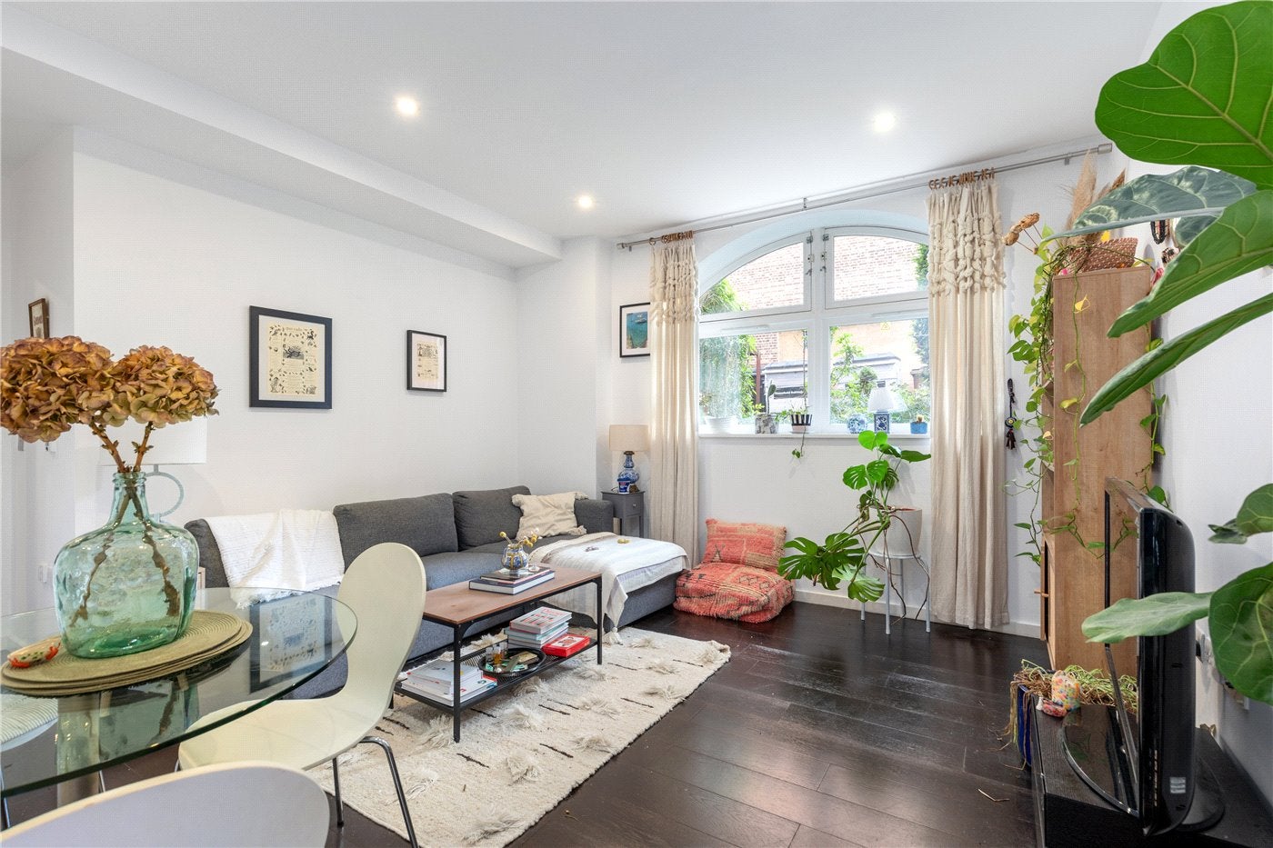 Flat Drummond Way in Greater London