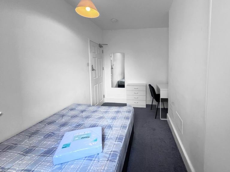 Room East Avenue in Oxford