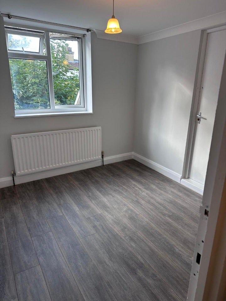 Flat Plum Lane in Greater London