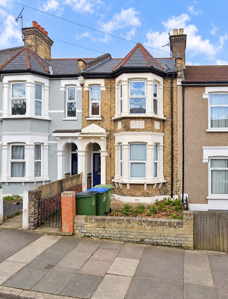 Flat Plum Lane in Greater London
