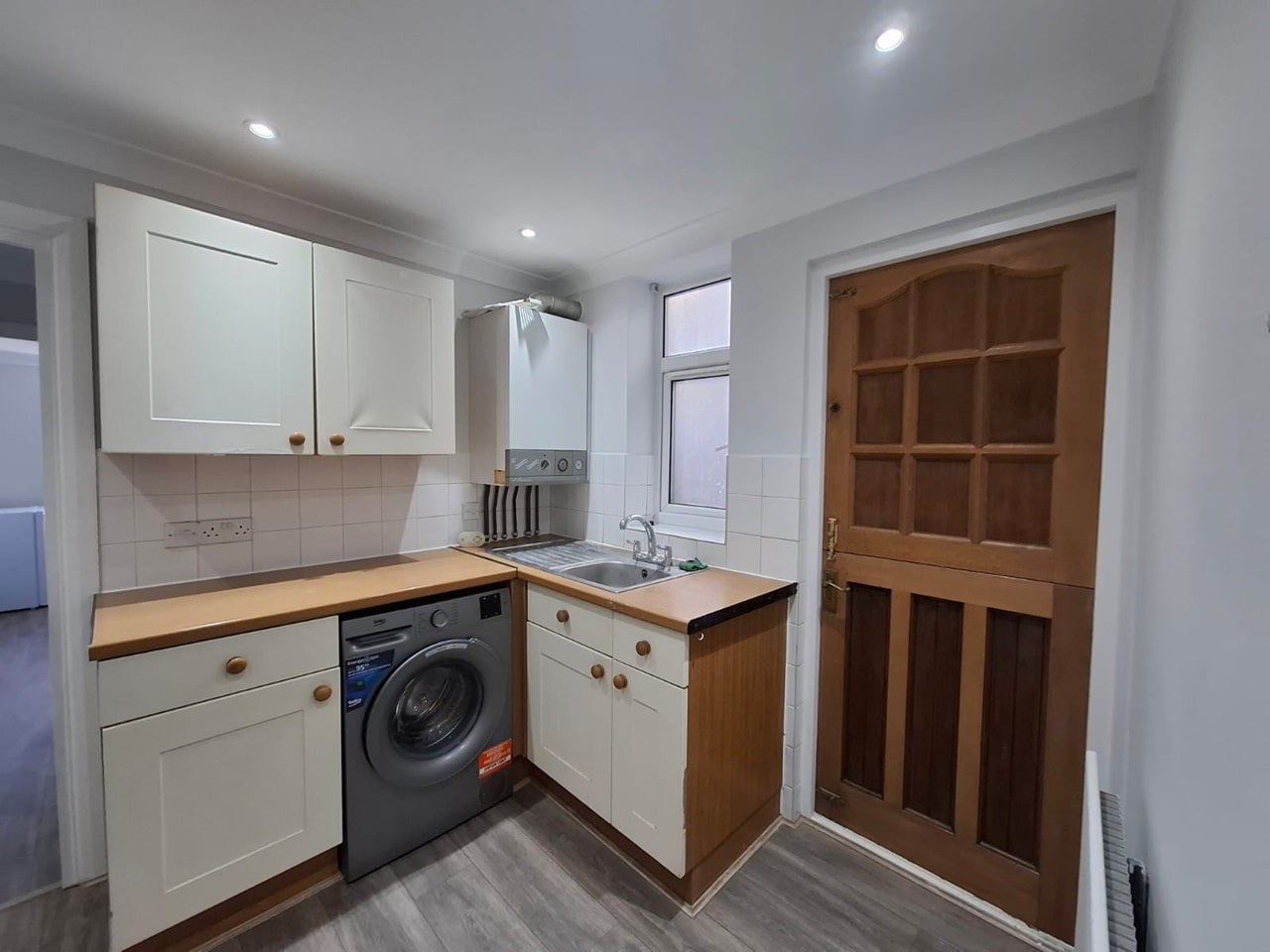 Flat Plum Lane in Greater London