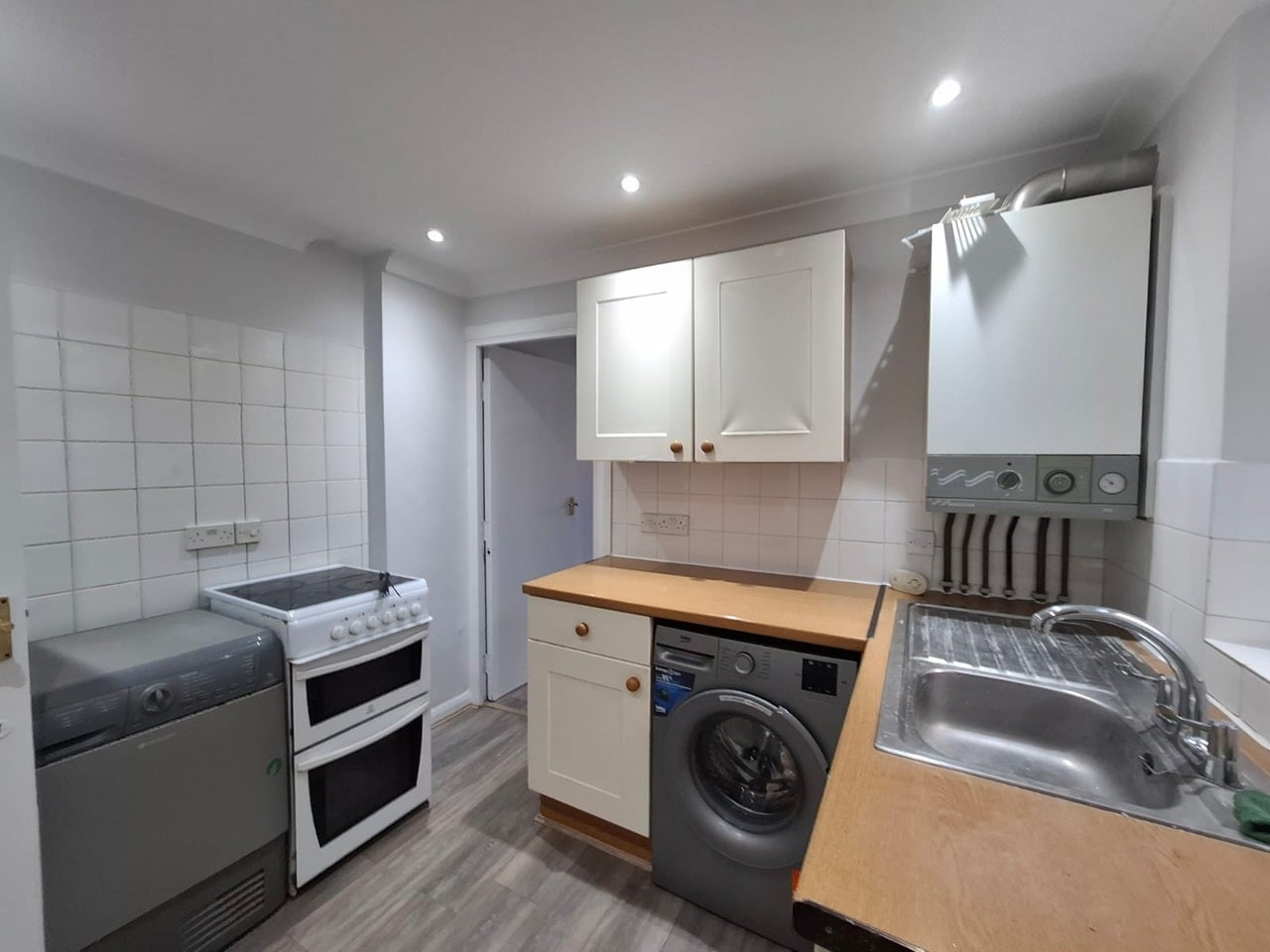 Flat Plum Lane in Greater London