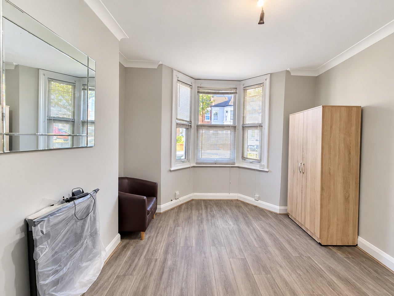 Flat Plum Lane in Greater London