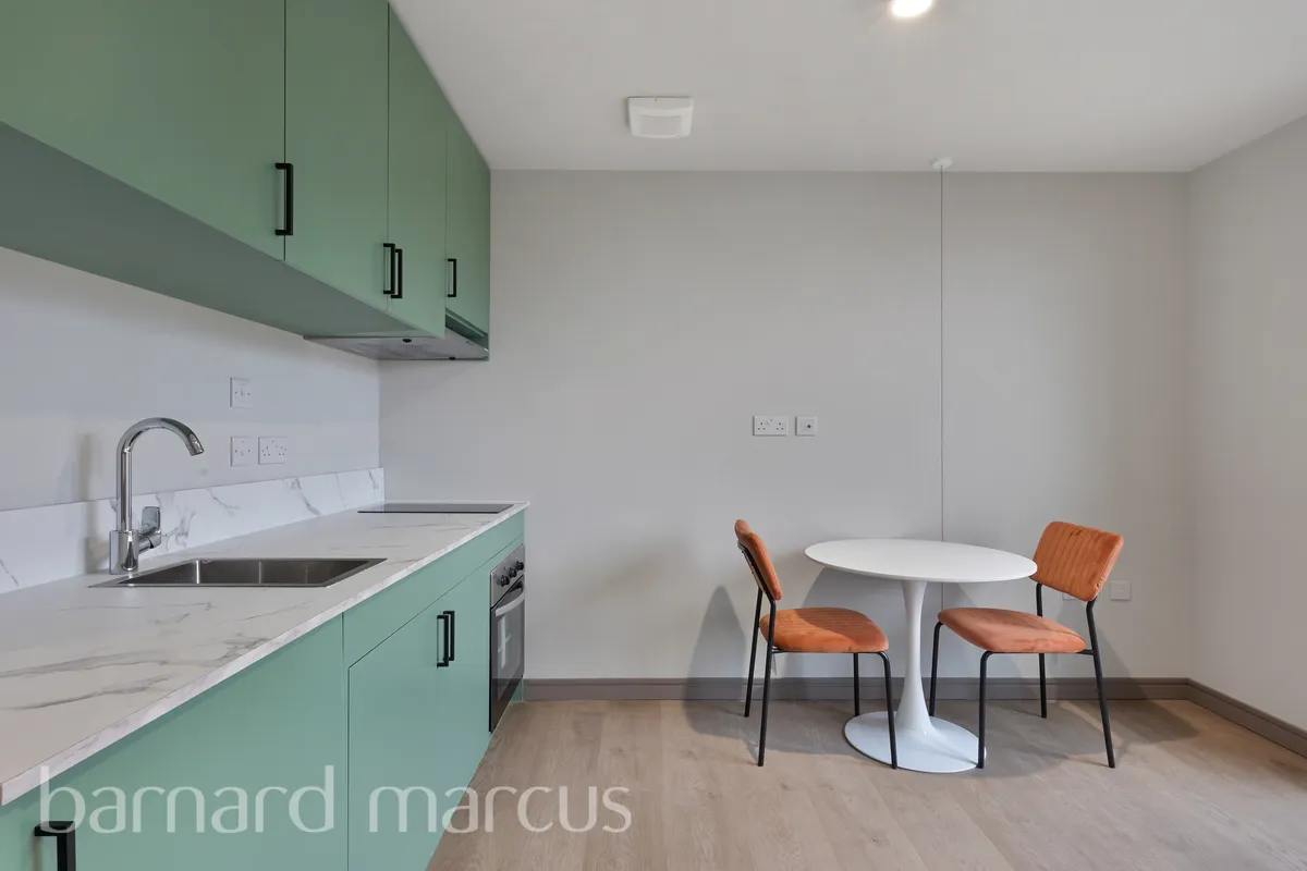 Flat Victoria Road in Greater London