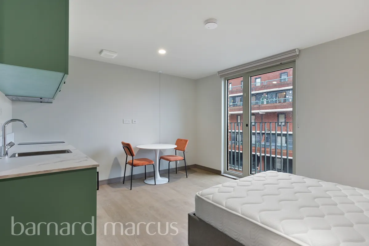 Flat Victoria Road in Greater London