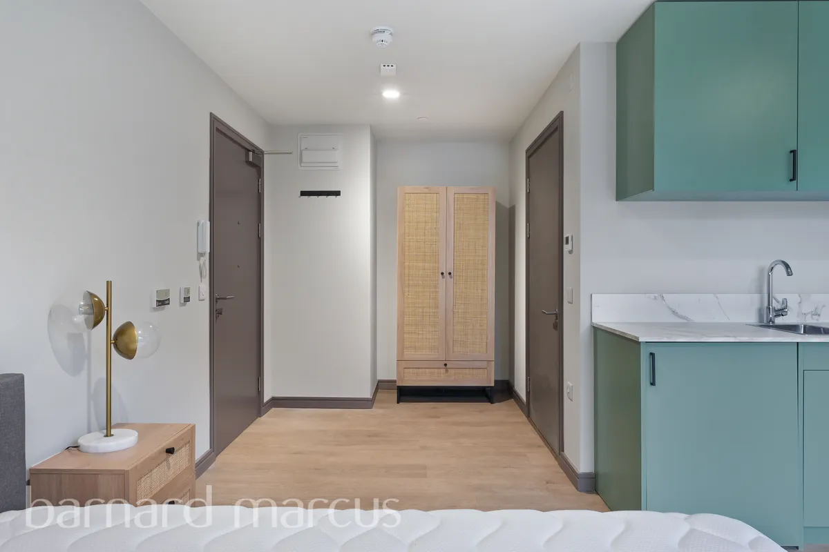 Flat Victoria Road in Greater London