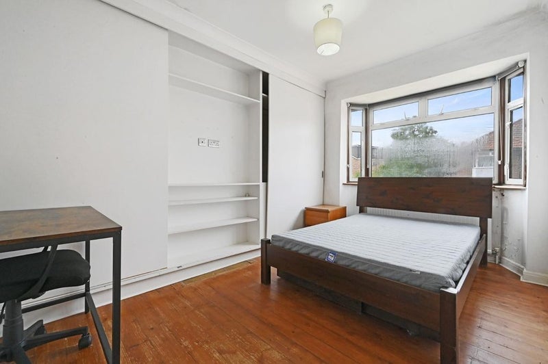 Room Kingsdown Avenue in Greater London