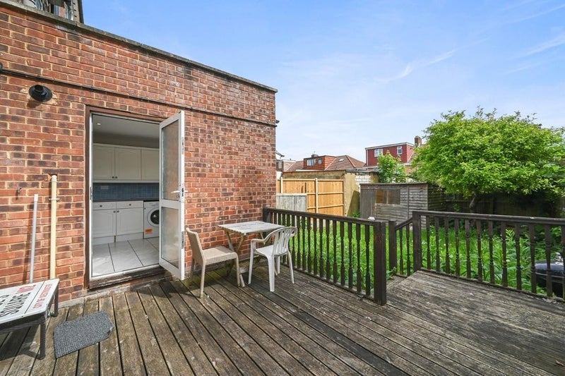 Room Kingsdown Avenue in Greater London