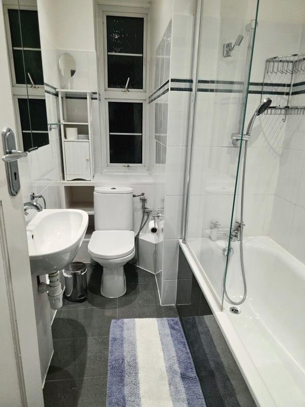 Room Sidmouth Road in Greater London