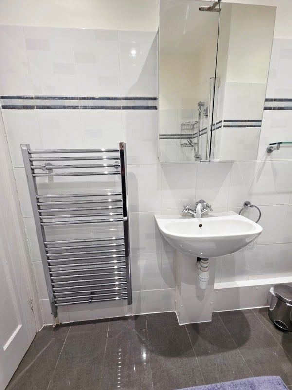 Room Sidmouth Road in Greater London