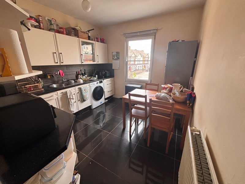 Room Garratt Lane in Greater London