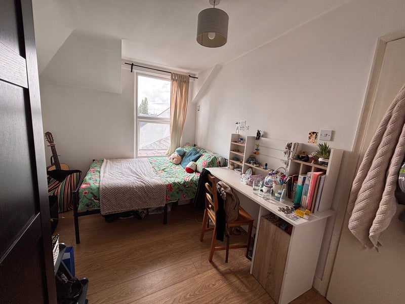 Room Garratt Lane in Greater London
