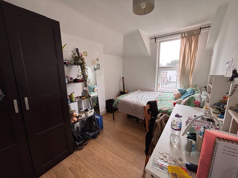 Room Garratt Lane in Greater London