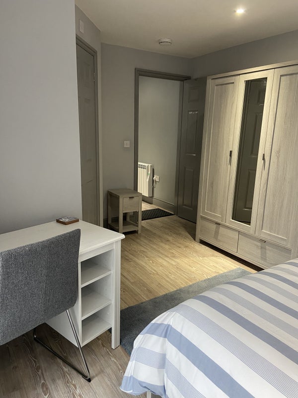 Room Ruston Way in Ascot