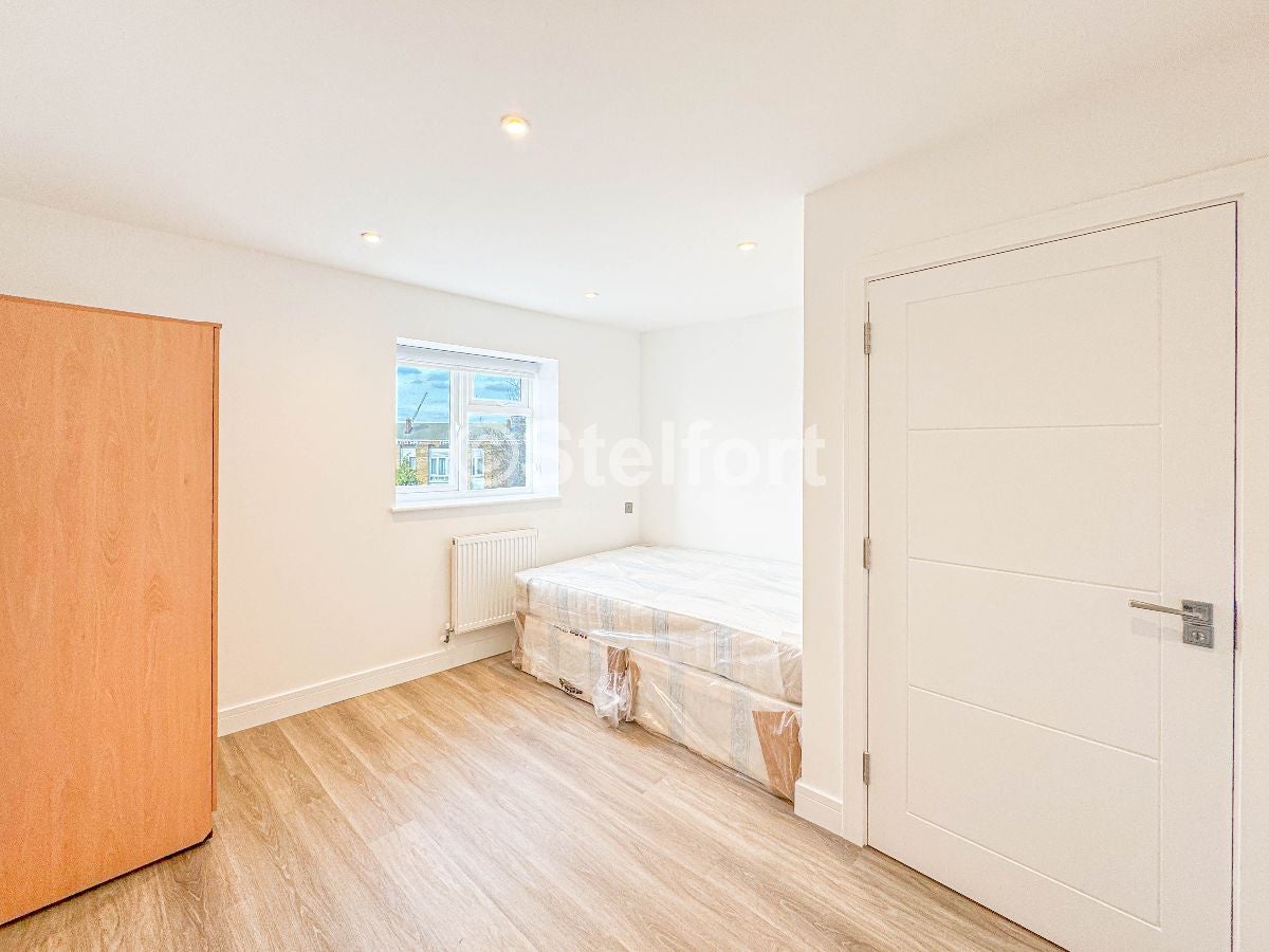 Flat Barking Road in Greater London
