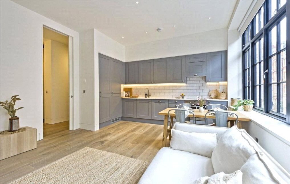 Flat Great Titchfield Street in City of Westminster