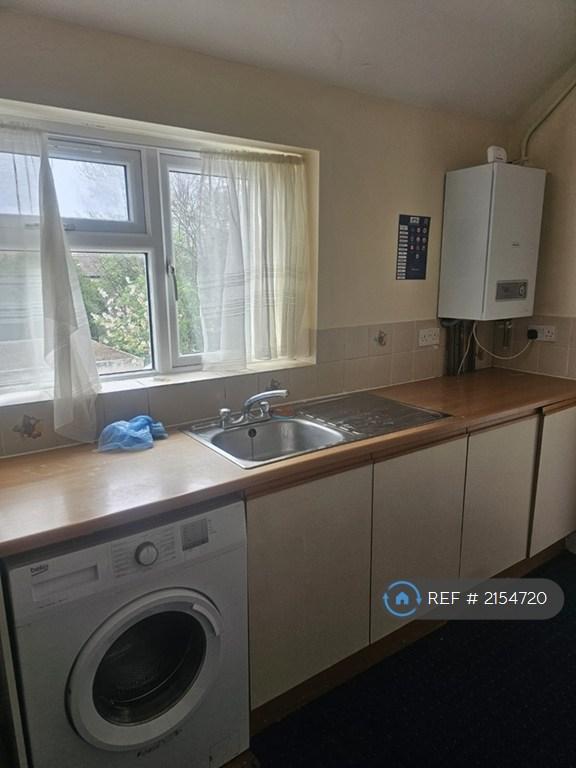 Flat Canterbury Avenue in Slough