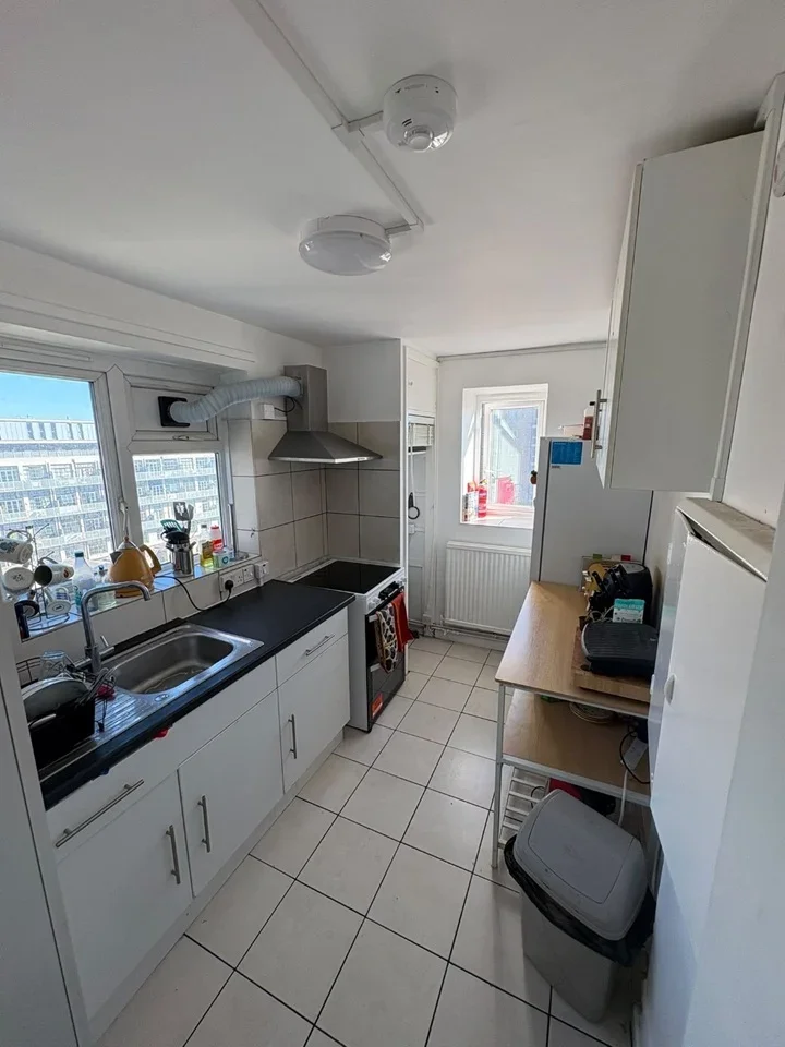 Room Trelawney Estate in Greater London