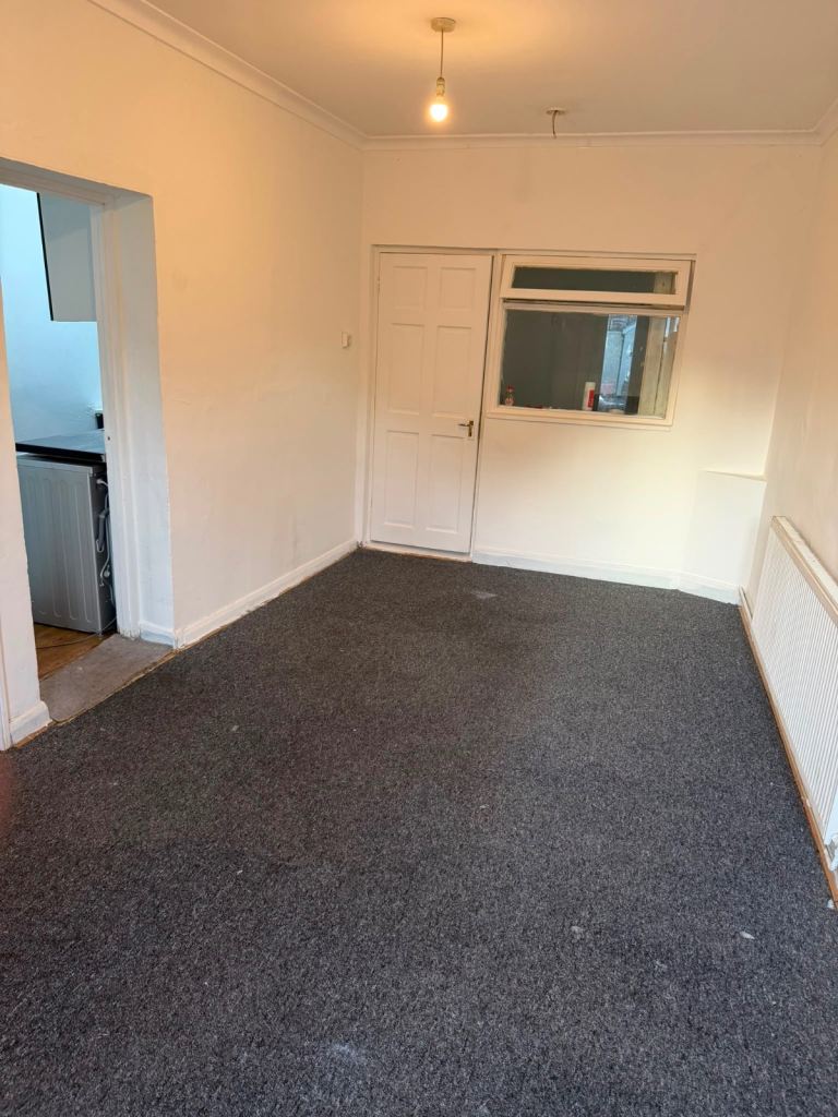 Flat Groveley Road in Sunbury-on-Thames