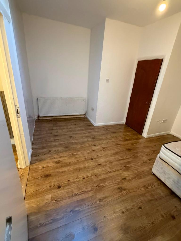 Flat Groveley Road in Sunbury-on-Thames