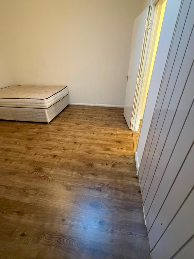 Flat Groveley Road in Sunbury-on-Thames