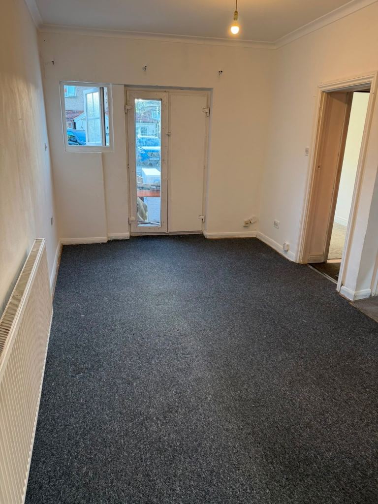 Flat Groveley Road in Sunbury-on-Thames