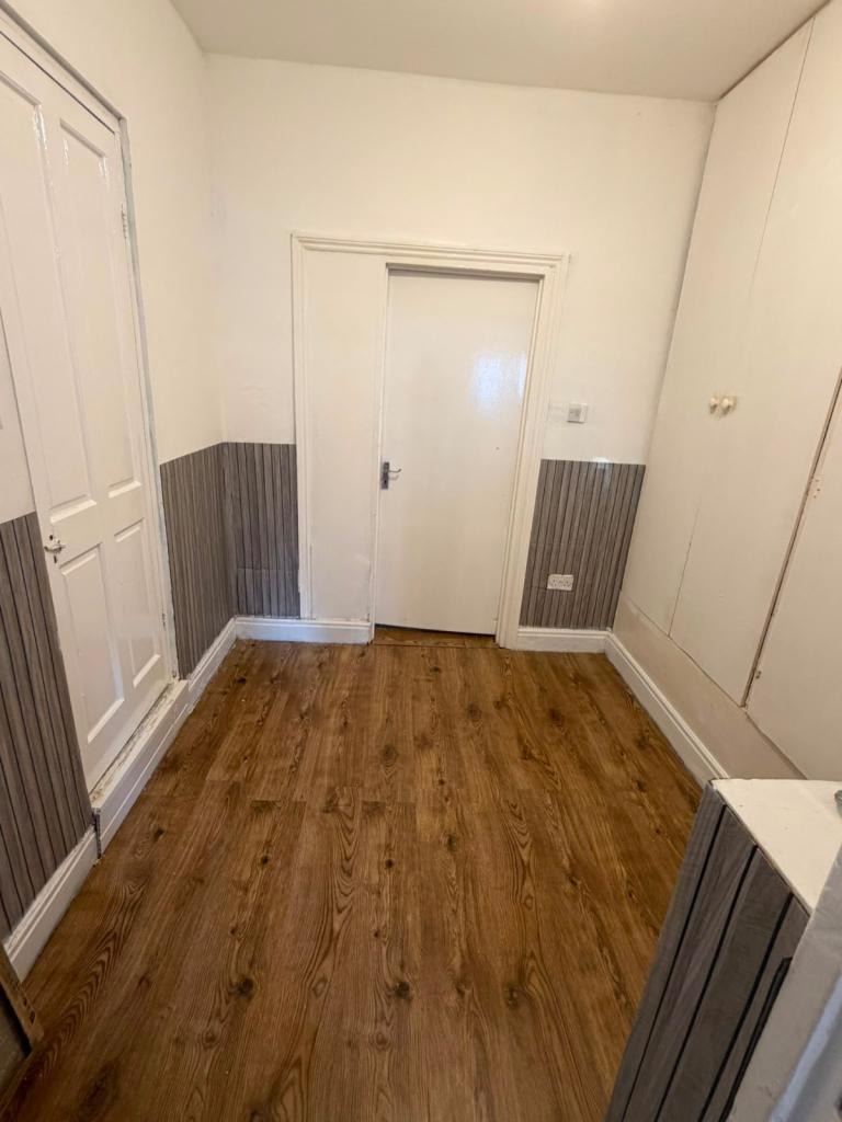 Flat Groveley Road in Sunbury-on-Thames