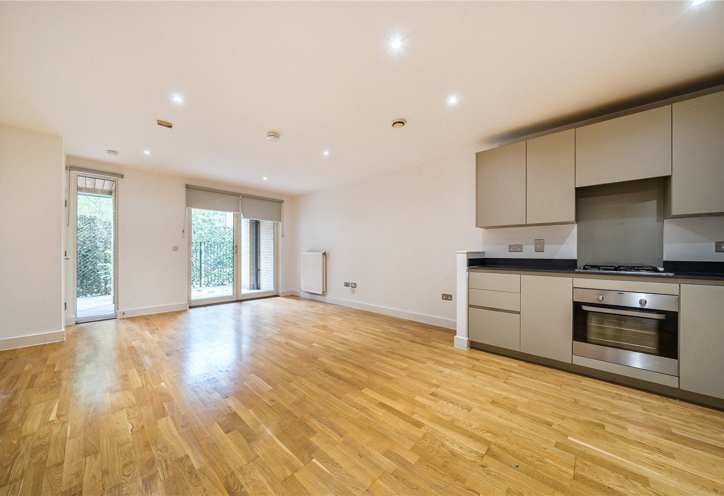 Flat Bristol Avenue in London