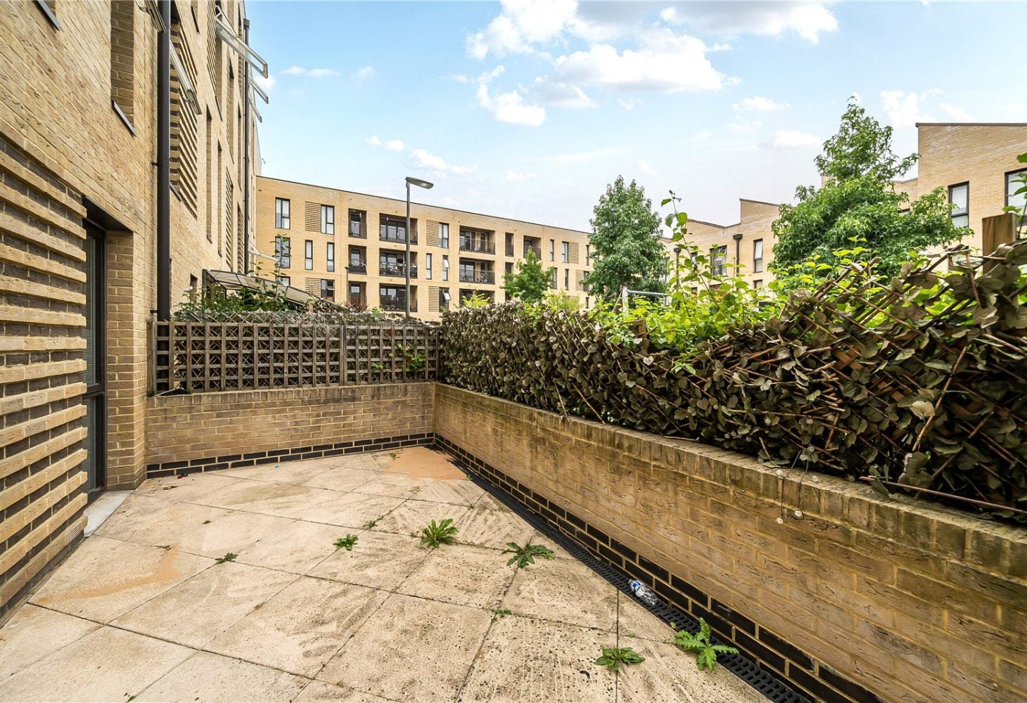 Flat Bristol Avenue in London