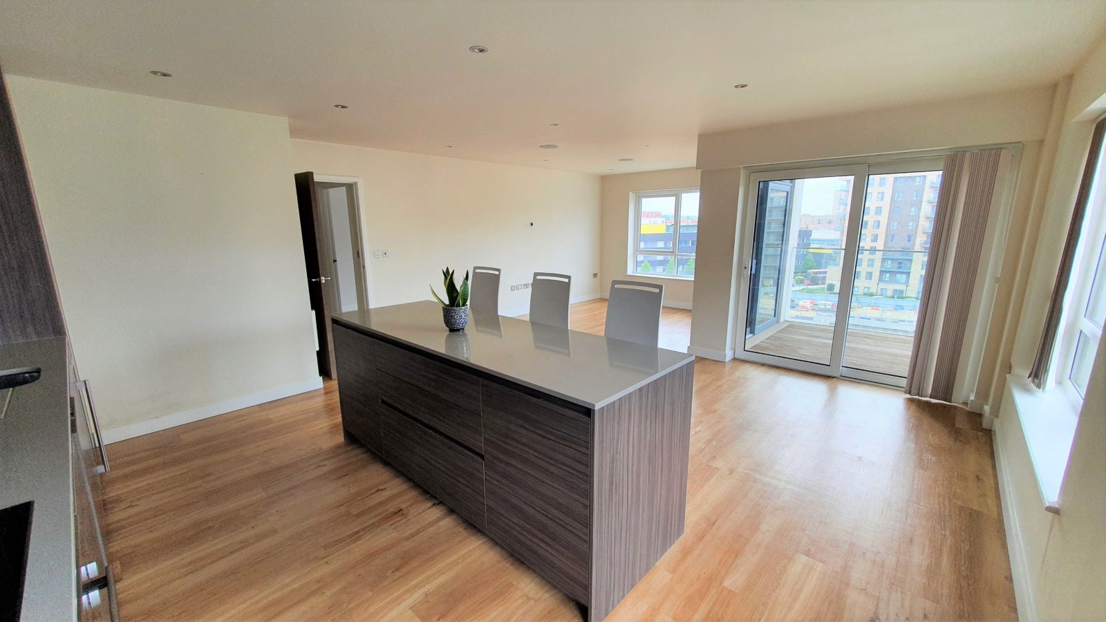Flat Commander Avenue in Greater London