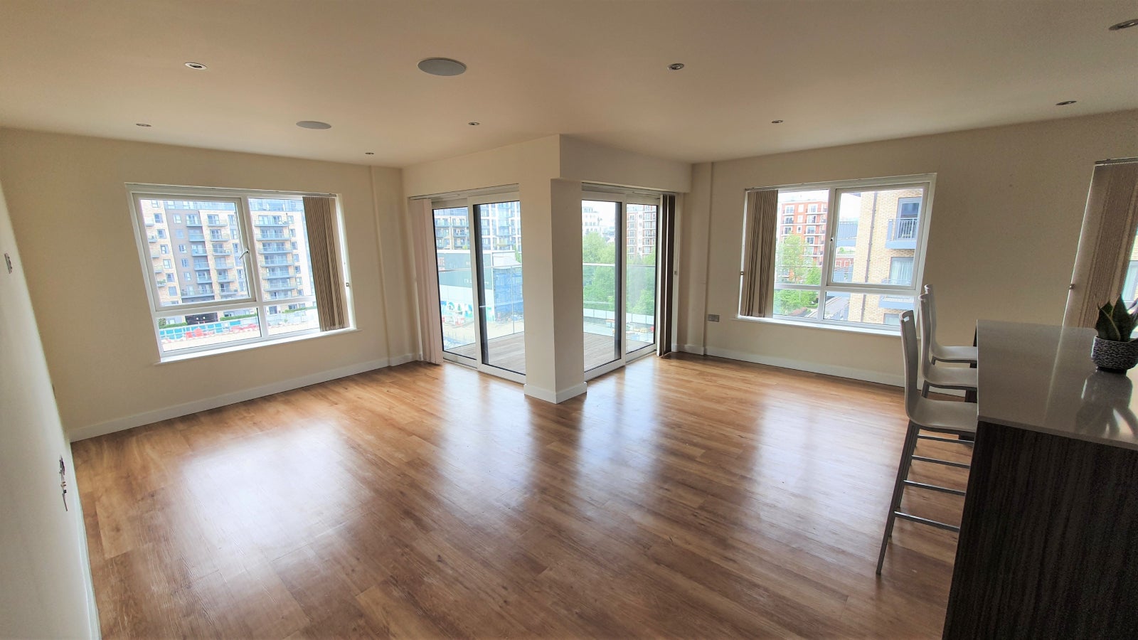 Flat Commander Avenue in Greater London