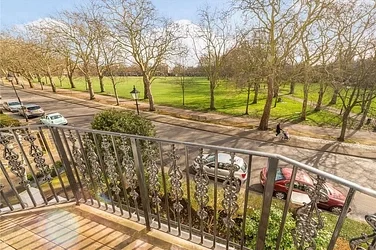 Flat Highbury Crescent in Greater London