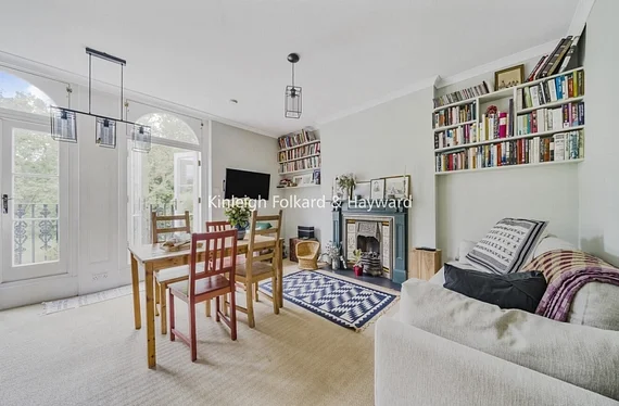 Flat Highbury Crescent in Greater London