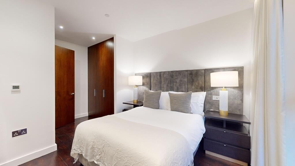 Flat Ponton Road in Greater London