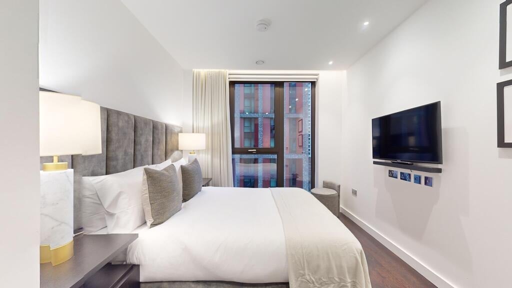 Flat Ponton Road in Greater London