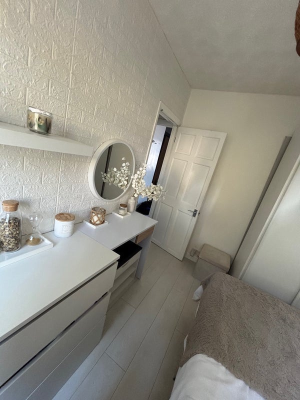 Room Lewins Way in Slough