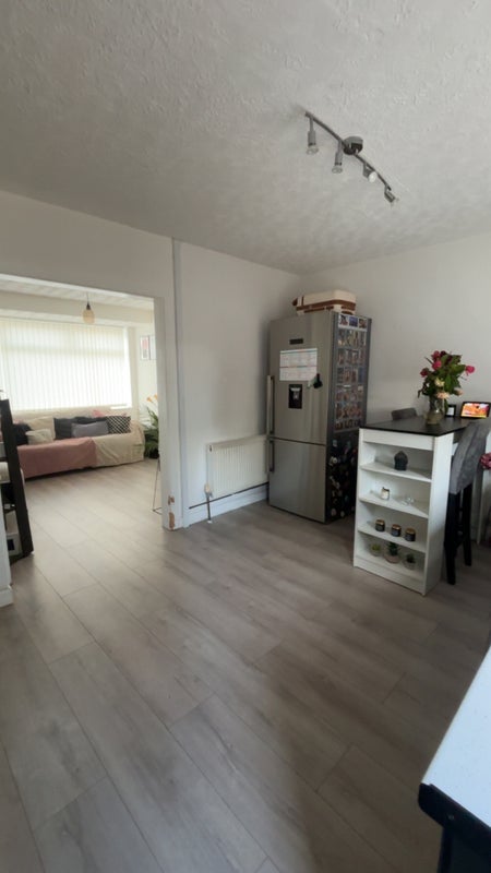 Room Lewins Way in Slough