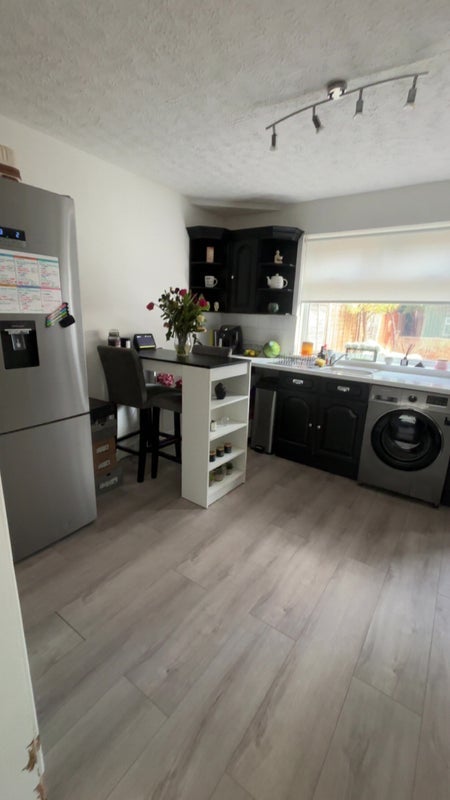 Room Lewins Way in Slough