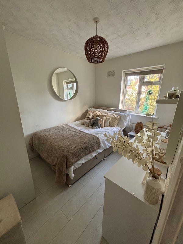Room Lewins Way in Slough