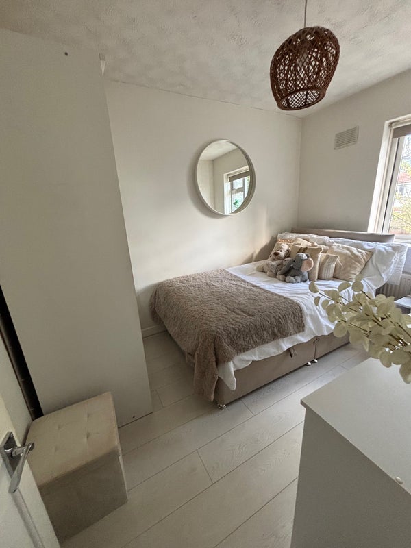 Room Lewins Way in Slough